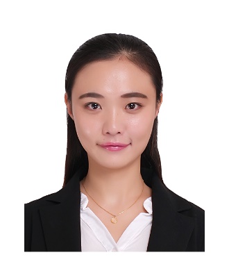 穿黑色衣服的女人在微笑描述已自動(dòng)生成