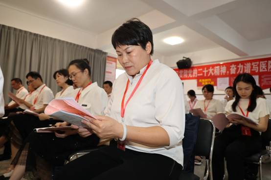 4 代表們認(rèn)真聽取醫(yī)院工作報(bào)告.JPG