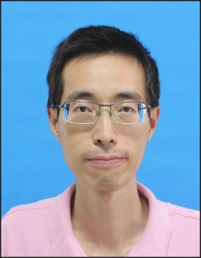 人微笑的看著前面描述已自動生成